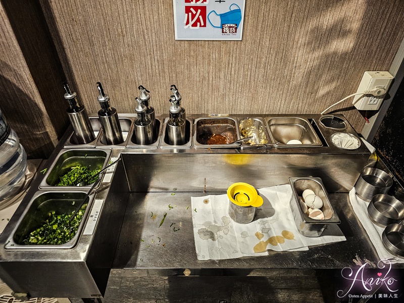 【台北美食】橋頭麻辣鍋。東區港式火鍋！隱身老公寓二樓，香菜皮蛋鍋超新奇！咖哩鍋濃郁迷人太好吃