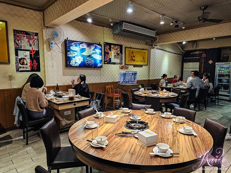 【台北美食】橋頭麻辣鍋。東區港式火鍋！隱身老公寓二樓，香菜皮蛋鍋超新奇！咖哩鍋濃郁迷人太好吃