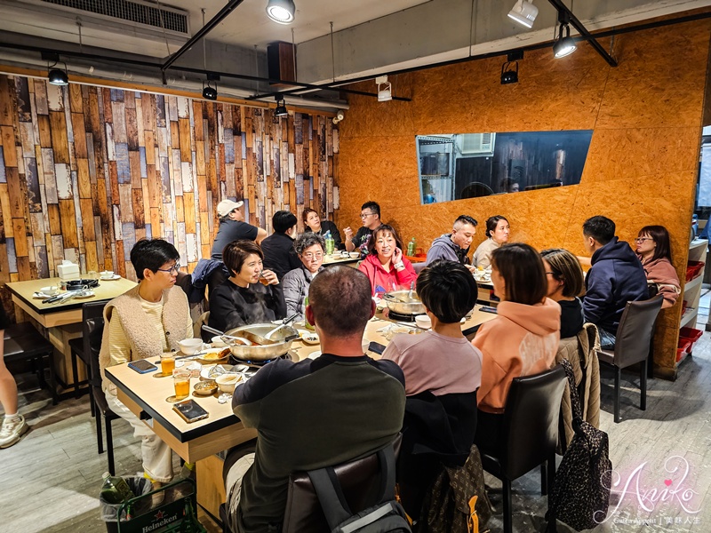 【台北美食】橋頭麻辣鍋。東區港式火鍋！隱身老公寓二樓，香菜皮蛋鍋超新奇！咖哩鍋濃郁迷人太好吃