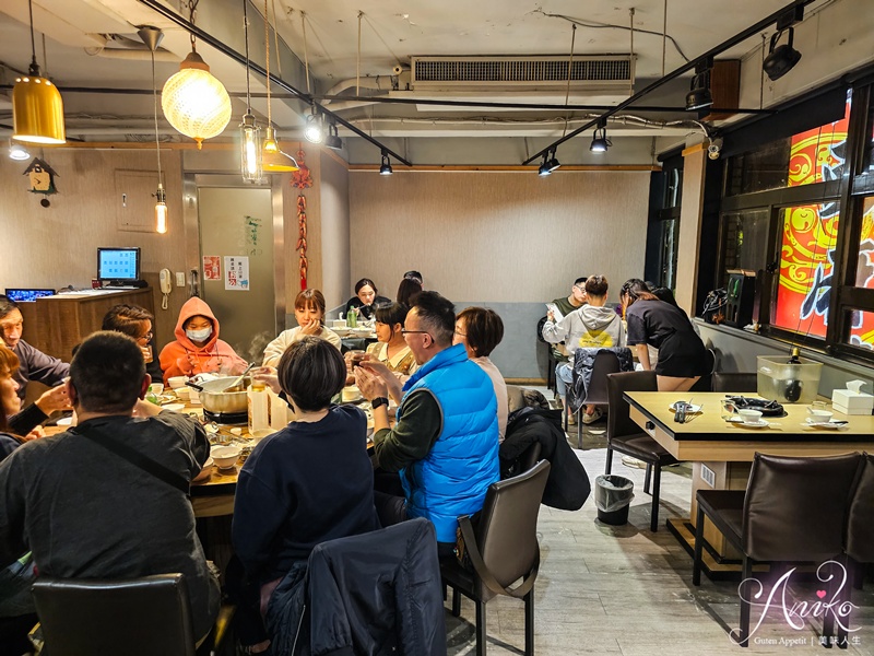 【台北美食】橋頭麻辣鍋。東區港式火鍋！隱身老公寓二樓，香菜皮蛋鍋超新奇！咖哩鍋濃郁迷人太好吃