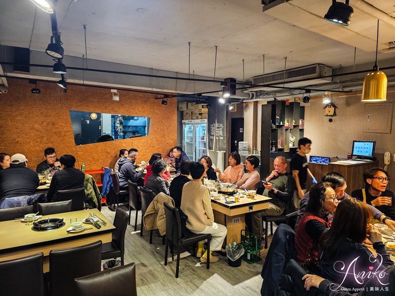 【台北美食】橋頭麻辣鍋。東區港式火鍋！隱身老公寓二樓，香菜皮蛋鍋超新奇！咖哩鍋濃郁迷人太好吃