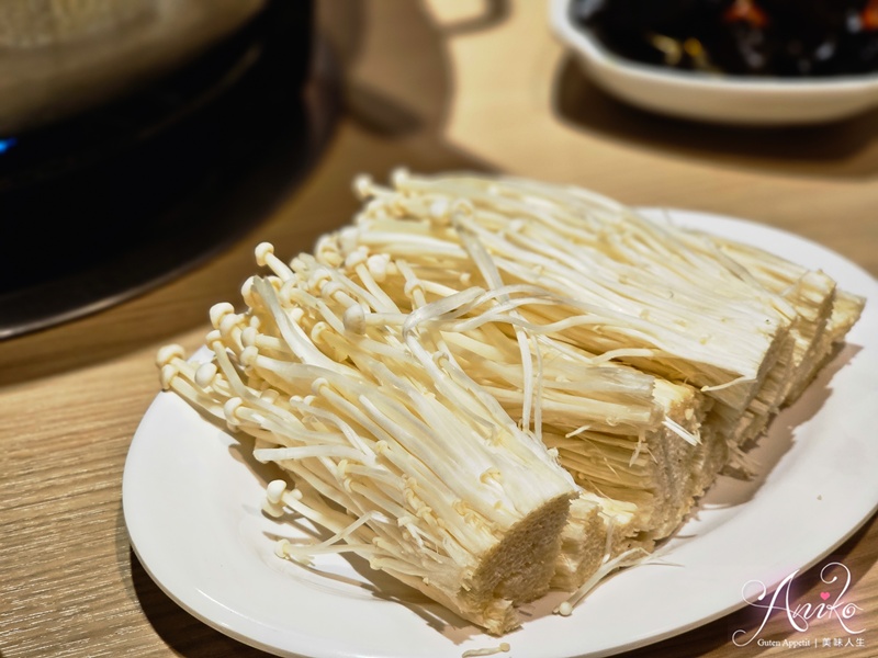 【台北美食】橋頭麻辣鍋。東區港式火鍋！隱身老公寓二樓，香菜皮蛋鍋超新奇！咖哩鍋濃郁迷人太好吃