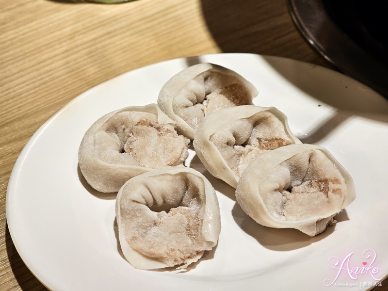 【台北美食】橋頭麻辣鍋。東區港式火鍋！隱身老公寓二樓，香菜皮蛋鍋超新奇！咖哩鍋濃郁迷人太好吃