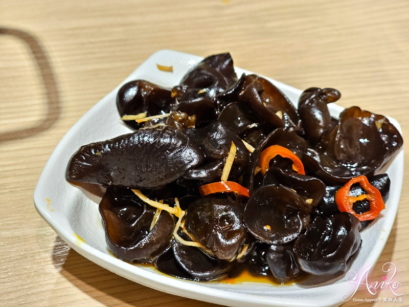 【台北美食】橋頭麻辣鍋。東區港式火鍋！隱身老公寓二樓，香菜皮蛋鍋超新奇！咖哩鍋濃郁迷人太好吃