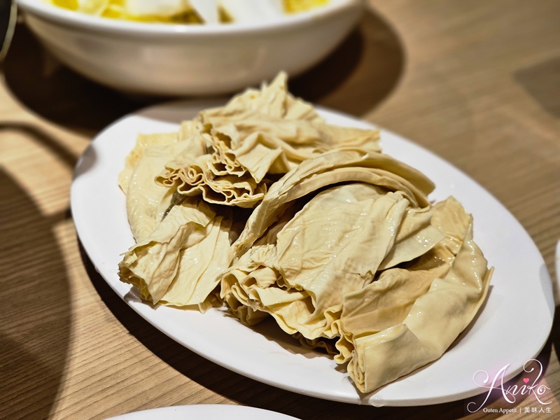 【台北美食】橋頭麻辣鍋。東區港式火鍋！隱身老公寓二樓，香菜皮蛋鍋超新奇！咖哩鍋濃郁迷人太好吃