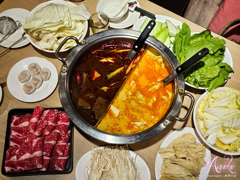 【台北美食】橋頭麻辣鍋。東區港式火鍋！隱身老公寓二樓，香菜皮蛋鍋超新奇！咖哩鍋濃郁迷人太好吃