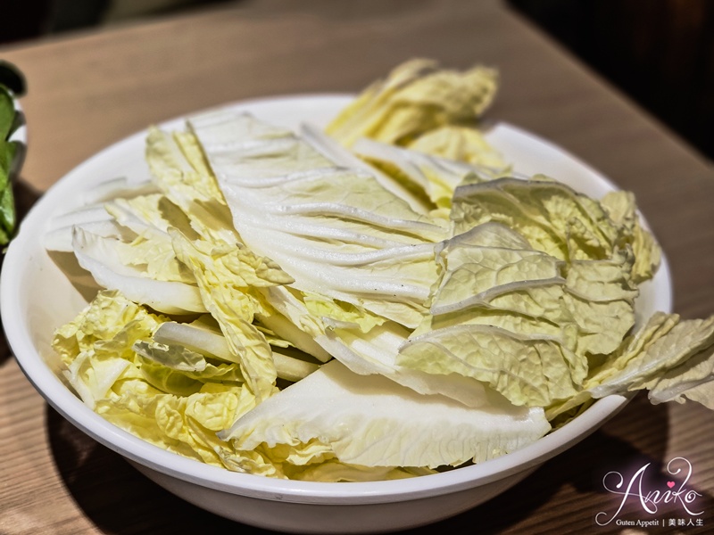 【台北美食】橋頭麻辣鍋。東區港式火鍋！隱身老公寓二樓，香菜皮蛋鍋超新奇！咖哩鍋濃郁迷人太好吃