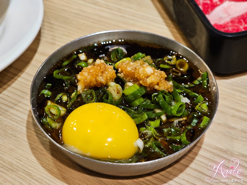 【台北美食】橋頭麻辣鍋。東區港式火鍋！隱身老公寓二樓，香菜皮蛋鍋超新奇！咖哩鍋濃郁迷人太好吃