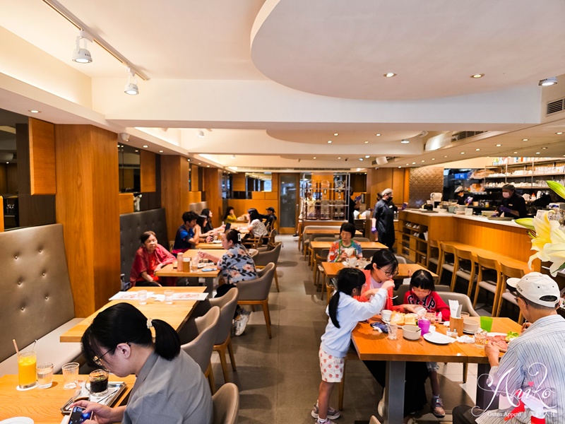 【台北美食】佐曼咖啡館。中山人氣早午餐！澎湃大氣早餐盤，厚實草莓鬆餅～一人根本吃不完