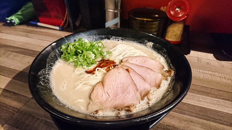 【台北美食】鷹流東京豚骨拉麵-極匠。叉燒肉滿到爆完全看不到麵~超日系厚實豚骨湯頭