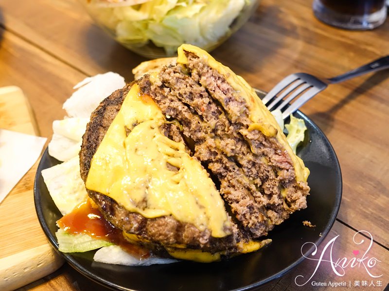 【台北美食】Homies Burger 好美食美式漢堡。疊好疊滿九大塊手工牛肉排！巨無霸漢堡好划算