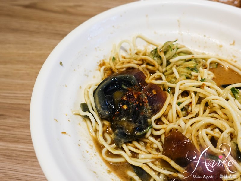 【台南美食】國民涼麵。在地人夏天就愛這一味～涼麵加皮蛋的新奇吃法！