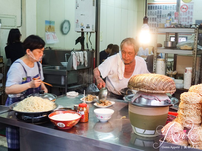 【台南美食】炒鱔魚專家。在地人激推老字號！大火快炒爆料爽脆鱔魚意麵