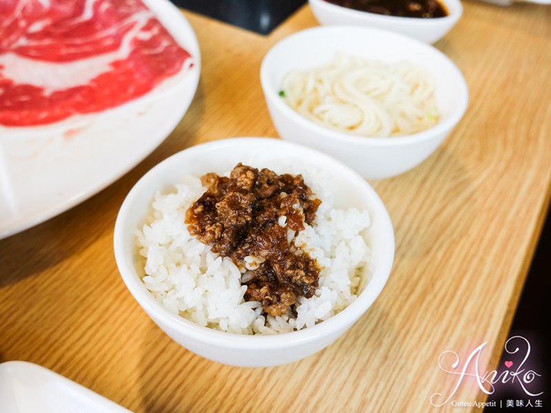 【台中美食】鍋裡鍋物。懷舊眷村內吃火鍋！新奇有趣的全自動製麵機～自己吃的麵自己做！