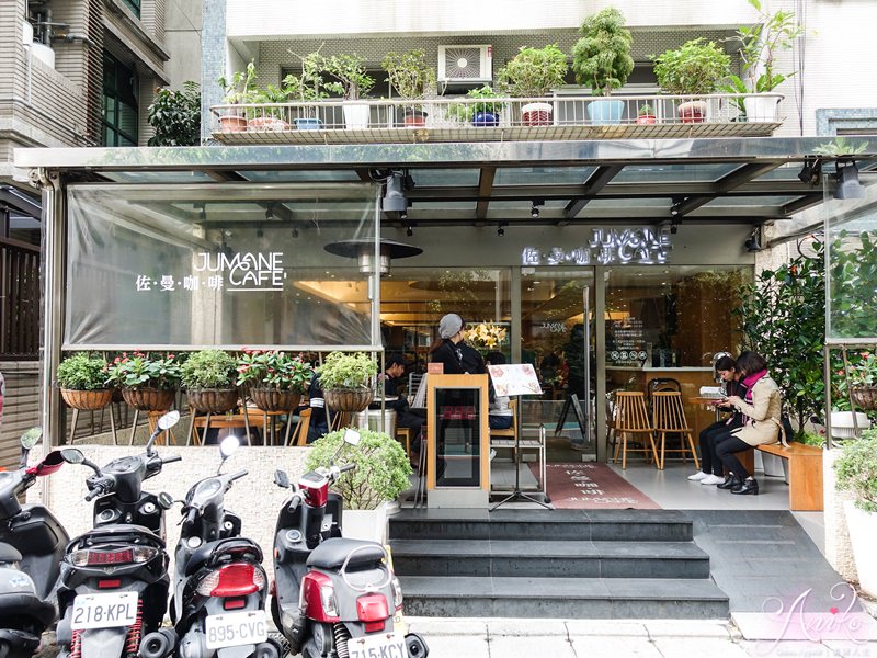 【台北美食】Jumane Cafe' 佐曼咖啡館。草莓季夢幻逸品！厚實系大份量草莓鬆餅～一人根本吃不完