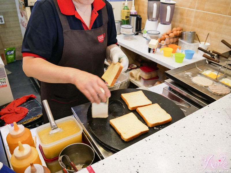 【韓國首爾美食】Isaac toast。韓國人氣早餐店！東廟站美食~現點現作鐵板吐司