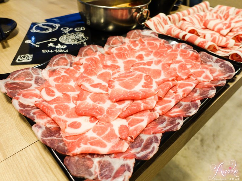 【台北美食】大初SHABU SHABU。超浮誇50盎司雙人餐大肉盤～千元有找爽爽吃，等你來挑戰