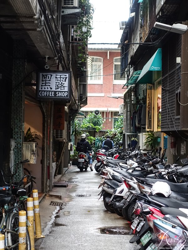 【台北美食】黑露咖啡館。日式復古風！中山站巷弄人氣咖啡館~營業到半夜12點