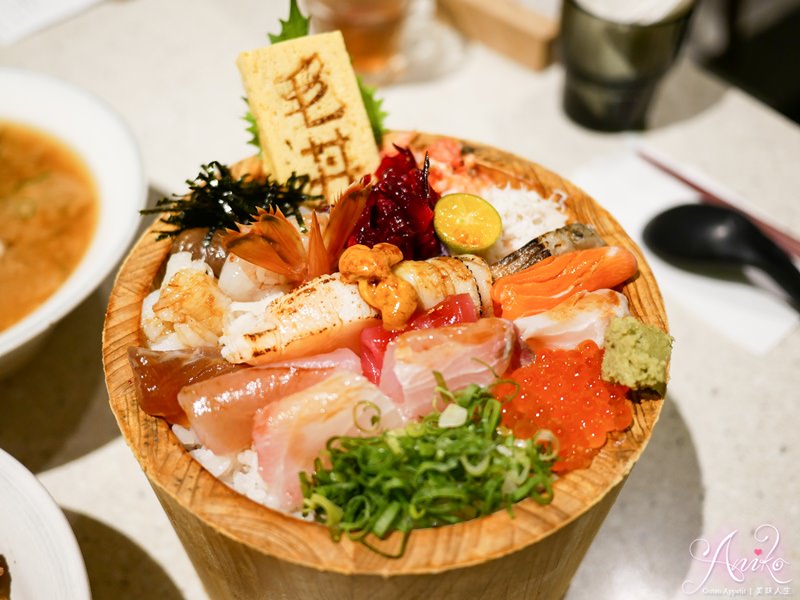 【台南美食】毛丼丼飯專門店。木桶裝的豪邁丼飯！一次品嚐16種澎湃海鮮