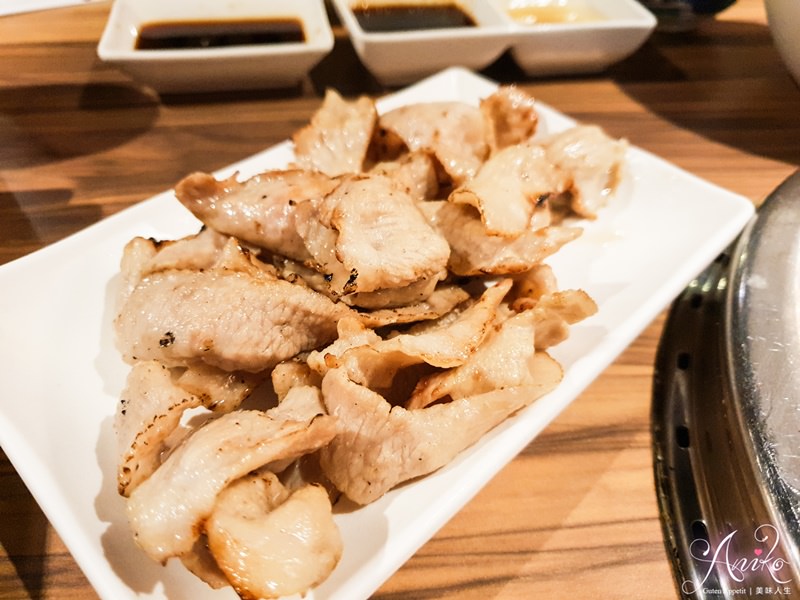 【台北美食】八田頂級帝王蟹鍋物燒烤吃到飽 (市民店)。全程桌邊服務！生魚片、燒肉、帝王蟹爽吃大滿足