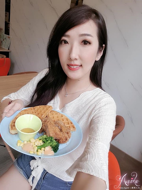 【台南美食】馬卡娜輕食咖啡飲品。海安路美食推薦！大份量海陸鍋燒麵～再送免費飲品喲