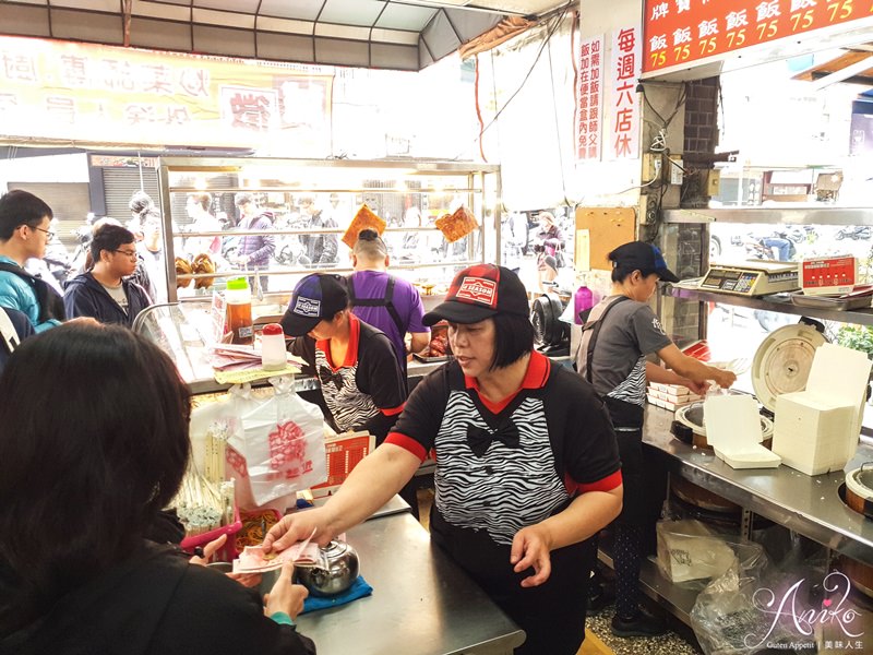 【台南美食】港記燒臘。在地人激推~高CP值超狂便當店！用餐時間排隊人潮擠爆騎樓