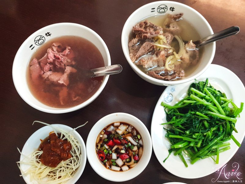 【台南美食】二牛牛肉湯。三種願望一次滿足！牛肉湯、牛肉麵和涮涮鍋這裡通通吃得到～還附停車場