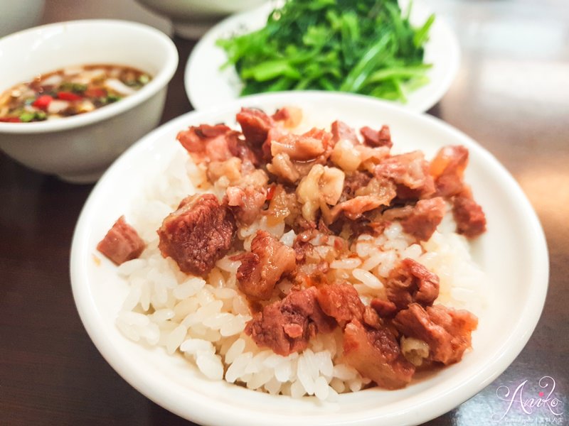 【台南美食】二牛牛肉湯。三種願望一次滿足！牛肉湯、牛肉麵和涮涮鍋這裡通通吃得到～還附停車場