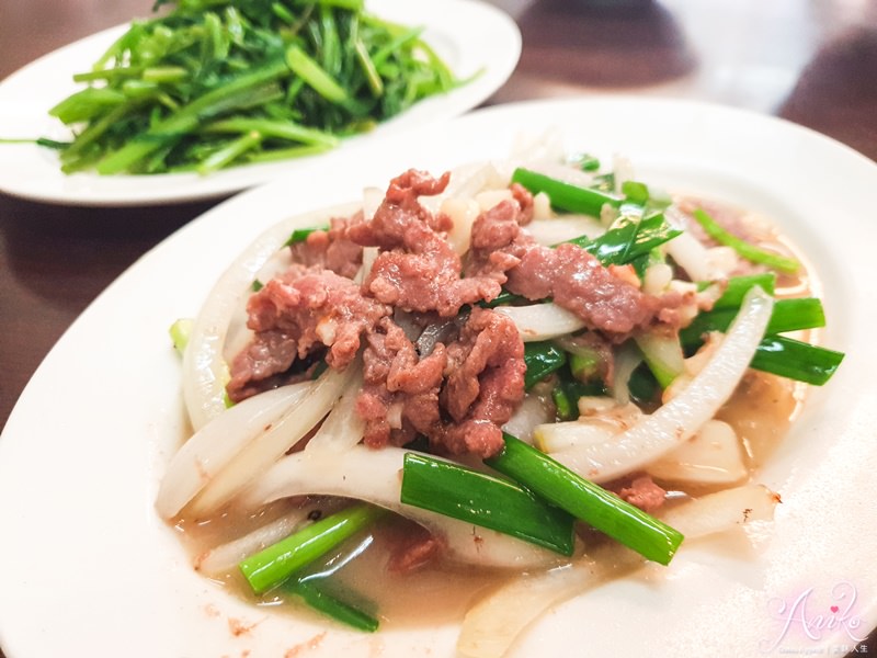 【台南美食】二牛牛肉湯。三種願望一次滿足！牛肉湯、牛肉麵和涮涮鍋這裡通通吃得到～還附停車場