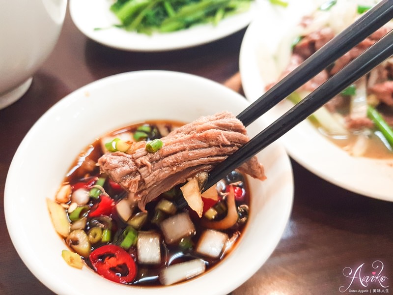 【台南美食】二牛牛肉湯。三種願望一次滿足！牛肉湯、牛肉麵和涮涮鍋這裡通通吃得到～還附停車場