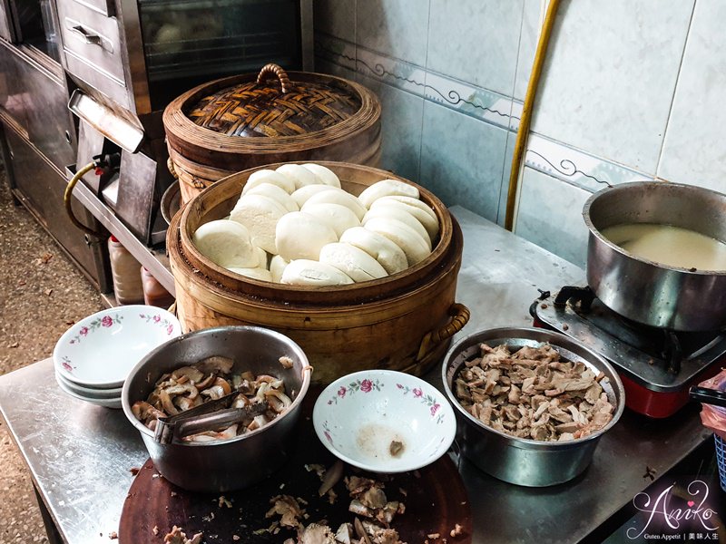 【台南美食】阿松割包。國華街必吃美食～在地80年老店！超人氣特色豬舌包