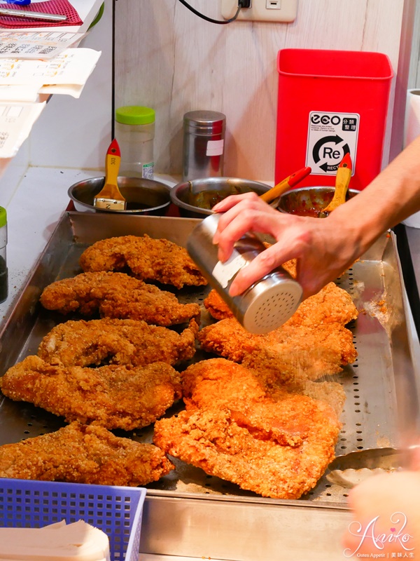 【彰化美食】豪傳說雞排二林創始店。八種口味厚實爆汁雞排！每日限量2小時秒殺～還提供免費飲料暢飲