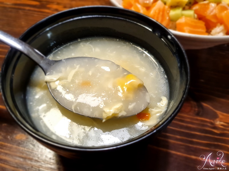 【永和美食】日初食事。永和人氣平價日式定食！超迷人厚實鮭魚棉被握壽司～豐盛八種小菜再加小火鍋