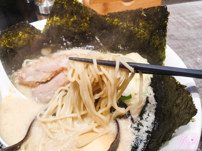 【台北美食】山嵐拉麵。公館巷弄美食～來自北海道札幌人氣豚骨拉麵~下雨排隊也要吃