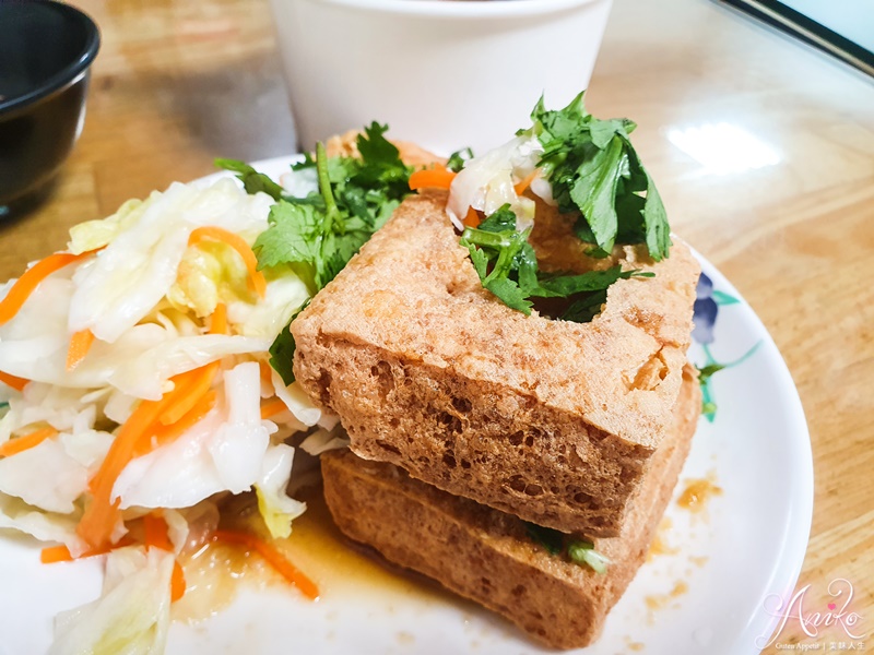 【中和美食】蕭家下港脆皮臭豆腐。外酥內綿密的噴汁臭豆腐！飄香20年~在地人從小吃到大