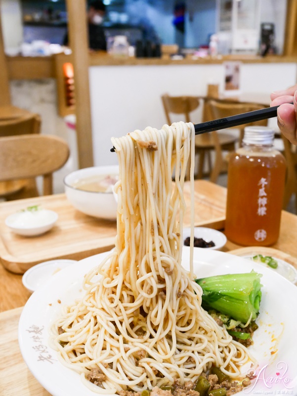 【台北美食】老媽拌麵-關廟麵專門店。東區平價美食推薦～三款全新口味上市！老媽炸擔麵雙醬給你雙重享受