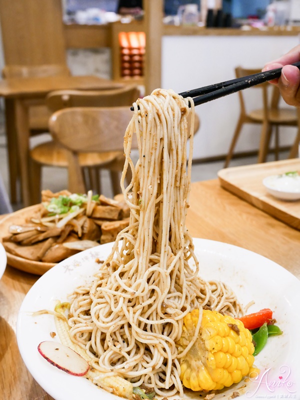 【台北美食】老媽拌麵-關廟麵專門店。東區平價美食推薦～三款全新口味上市！老媽炸擔麵雙醬給你雙重享受