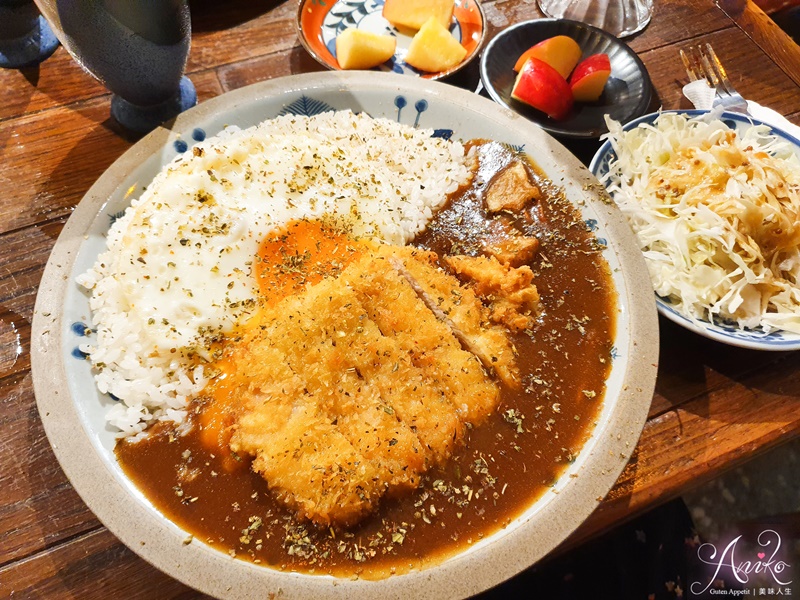 【永和美食】艷紅酒咖哩。永和最美復古文青咖哩店！平日午餐招待可樂餅～外帶再優惠60元