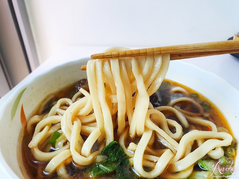 【台北美食】老黃牛肉麵。永和人氣排隊百元牛肉麵！小碗就能吃超飽~ 用餐時間高朋滿座