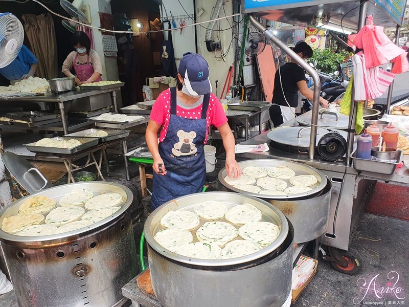 【台北美食】永安蔥油餅。黃昏市場裡熱賣30年的人氣餡餅！爽口不油膩的銅板價午茶首選