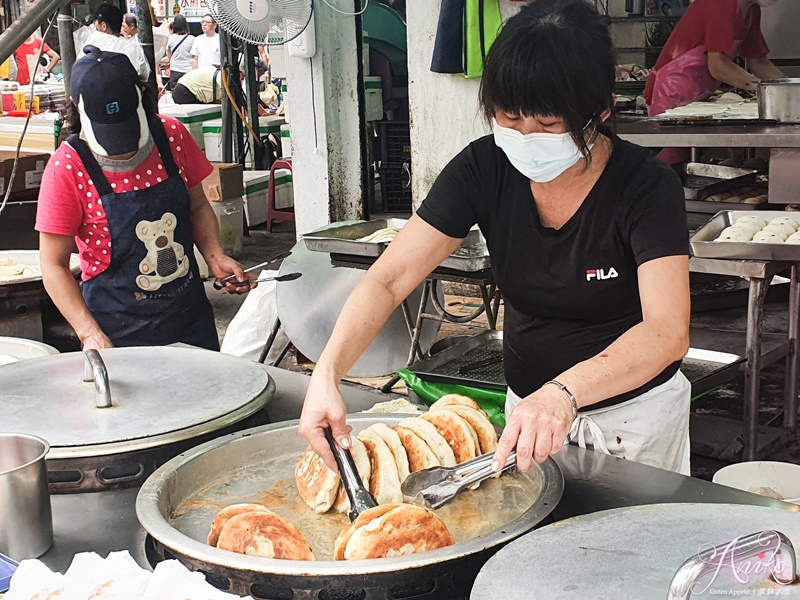 【台北美食】永安蔥油餅。黃昏市場裡熱賣30年的人氣餡餅！爽口不油膩的銅板價午茶首選