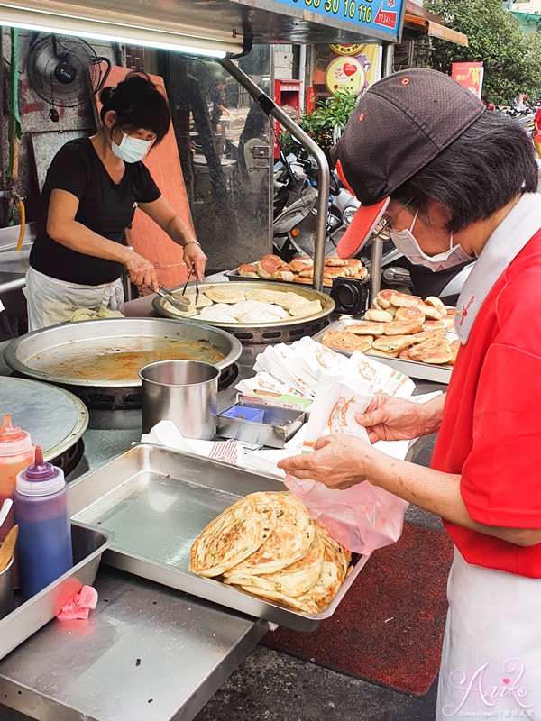 【台北美食】永安蔥油餅。黃昏市場裡熱賣30年的人氣餡餅！爽口不油膩的銅板價午茶首選