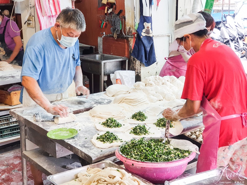 【台北美食】永安蔥油餅。黃昏市場裡熱賣30年的人氣餡餅！爽口不油膩的銅板價午茶首選