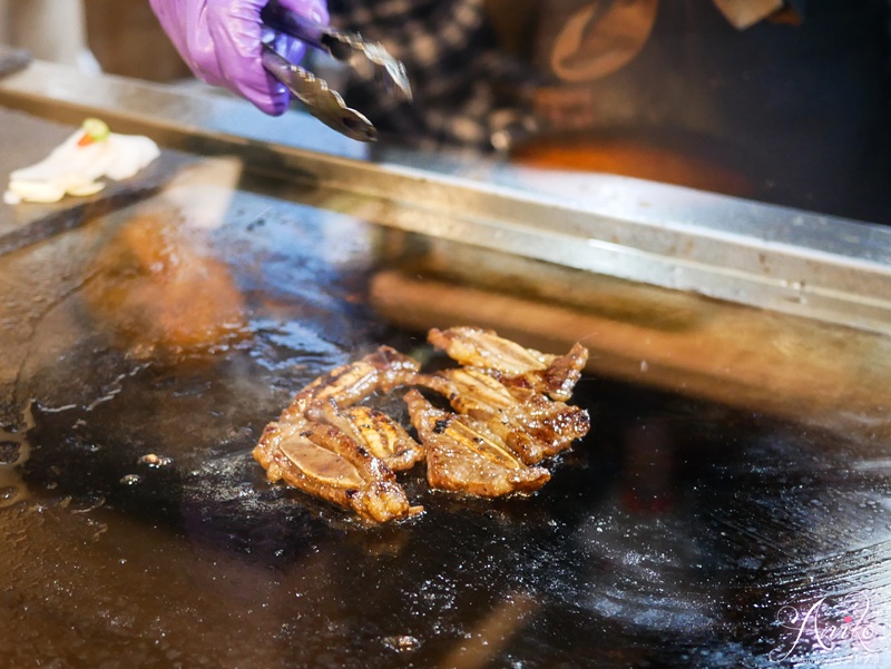 【台北美食】梨谷韓式鐵板炭火烤肉。超霸氣釜山男子漢海鮮鍋！浮誇又吸睛～還有超美味全台獨創鐵板炭火烤肉