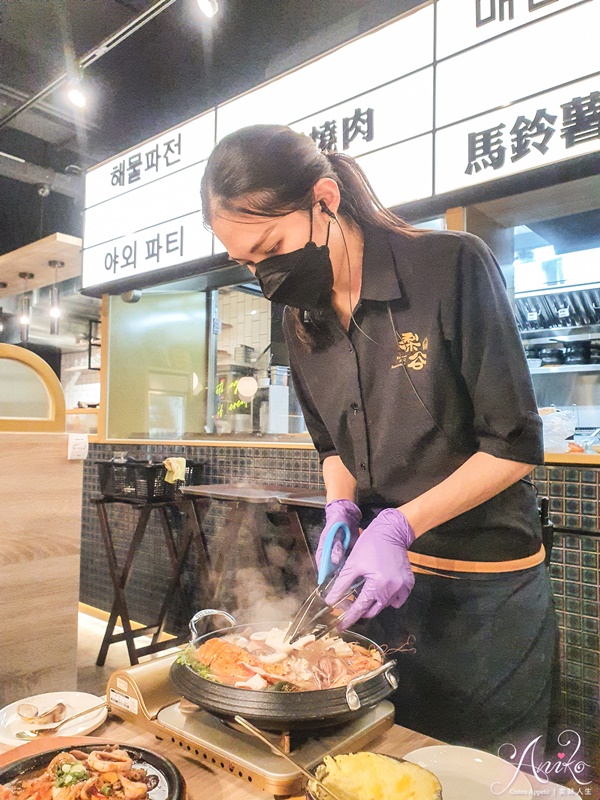 【台北美食】梨谷韓式鐵板炭火烤肉。超霸氣釜山男子漢海鮮鍋！浮誇又吸睛～還有超美味全台獨創鐵板炭火烤肉