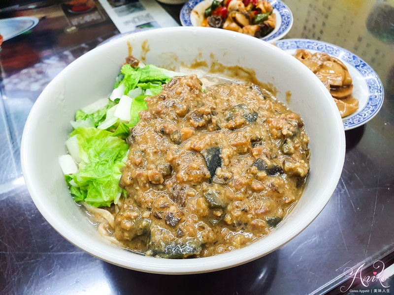 【永和美食】海爺四號乾麵店 (秀朗店)。永和最強人氣乾麵~食尚玩家推薦！紅油皮蛋搭上麻醬繃出絕佳美味