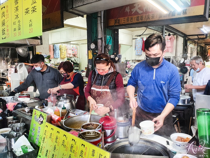 【台南美食】延平市場粿仔嬤。在地人從小吃到大！40元就有3塊肉粿加蛋~相見恨晚的傳統好滋味