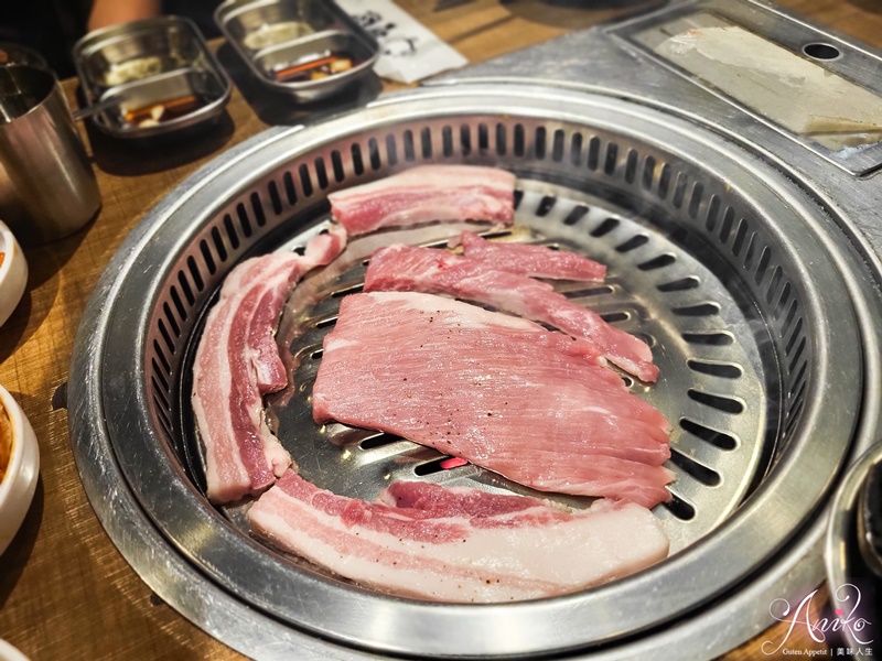 【台北美食】吃肉 EatMeat 韓式烤肉。中山巷弄人氣爆店！韓式小菜蒸蛋無限享用～專人桌邊服務沒訂位絕對吃不到