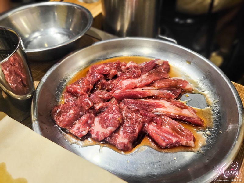 【台北美食】吃肉 EatMeat 韓式烤肉。中山巷弄人氣爆店！韓式小菜蒸蛋無限享用～專人桌邊服務沒訂位絕對吃不到