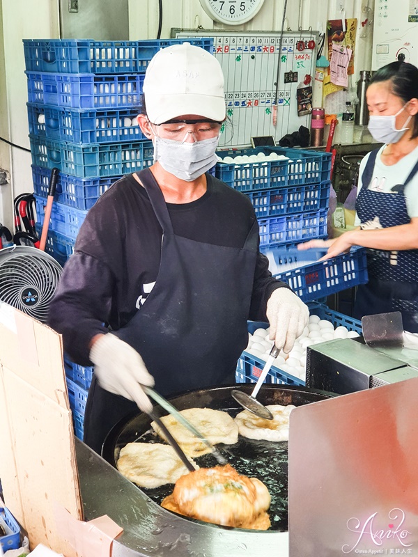 【宜蘭美食】柯氏蔥油餅。礁溪必吃人氣美食！50年老店~永遠大排長龍的炸蛋蔥油餅